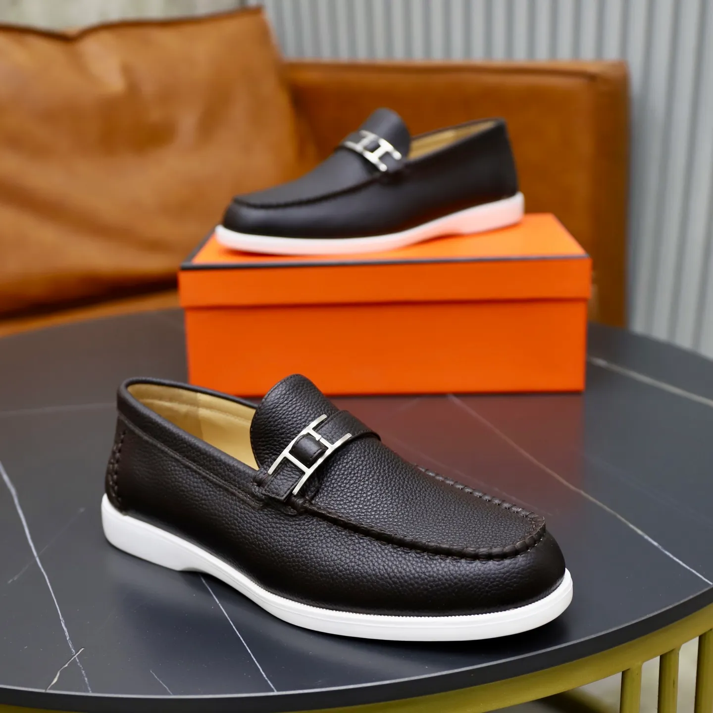 Ex-factory price: 560💰Hermès/Hermès slip-on men's shoes. This shoe is made of imported pebbled cowhide. It has simple and smooth lines and is combined with aerodynamically designed 3CM rubber foam ultra-light soles! Youthful and fashionable, classic H-shaped hardware buckle decoration, calf lining gently wraps the feet, with logo cowhide feet, casual and urban style, highlighting youthful vitality, sports and leisure version, super versatile, code number: 38-39-40-41-42-43-44 standard leather shoe size (45 can be customized but does not support returns)